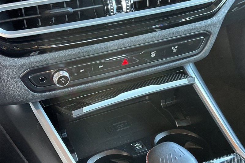BMW M4 Vehicle Full-screen Gallery Image 20