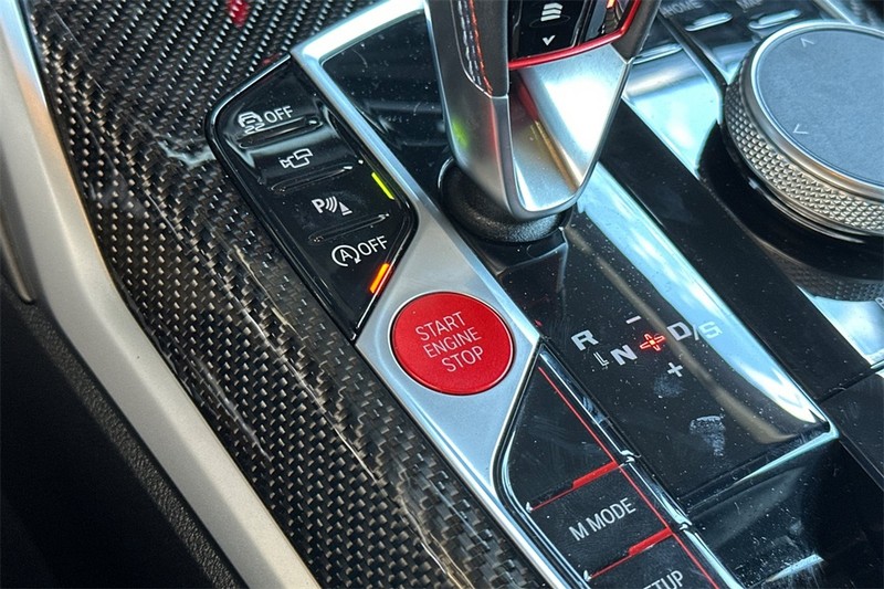 BMW M4 Vehicle Full-screen Gallery Image 22