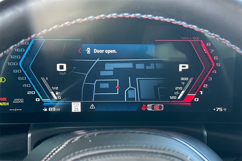 BMW M4 Vehicle Full-screen Gallery Image 24