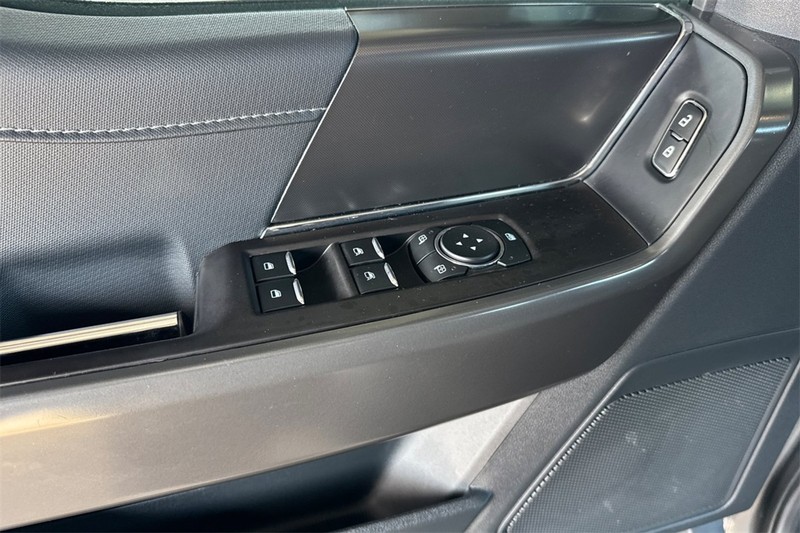 Ford F-150 Vehicle Full-screen Gallery Image 11