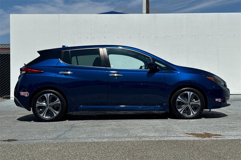 Nissan LEAF Vehicle Full-screen Gallery Image 03