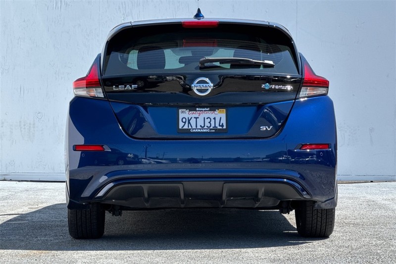 Nissan LEAF Vehicle Full-screen Gallery Image 05