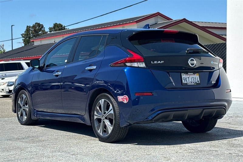 Nissan LEAF Vehicle Full-screen Gallery Image 06