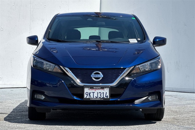 Nissan LEAF Vehicle Full-screen Gallery Image 09