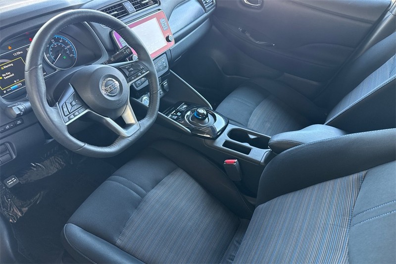 Nissan LEAF Vehicle Full-screen Gallery Image 10