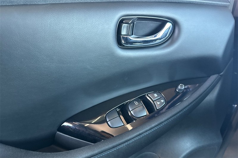 Nissan LEAF Vehicle Full-screen Gallery Image 11
