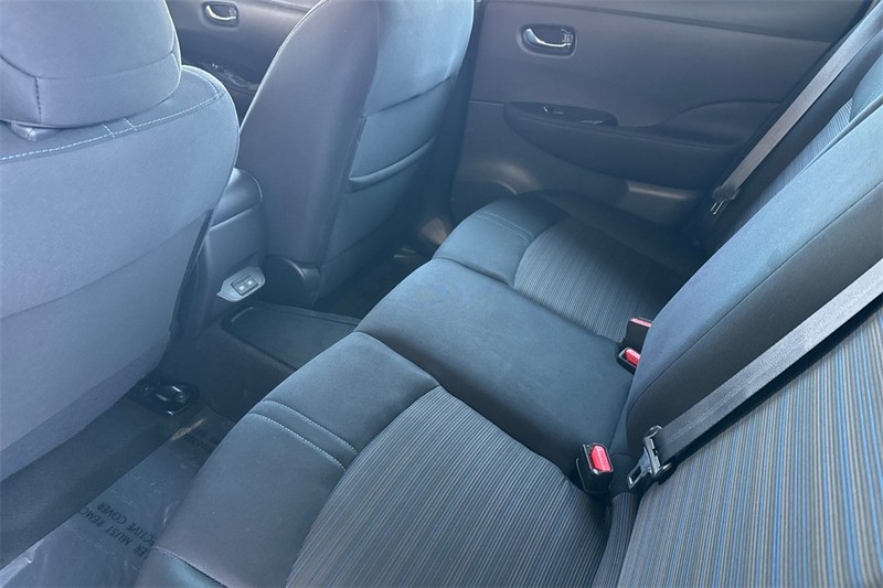 Nissan LEAF Vehicle Full-screen Gallery Image 12