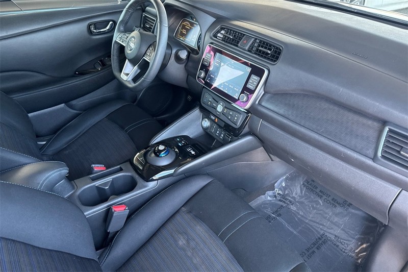 Nissan LEAF Vehicle Full-screen Gallery Image 15
