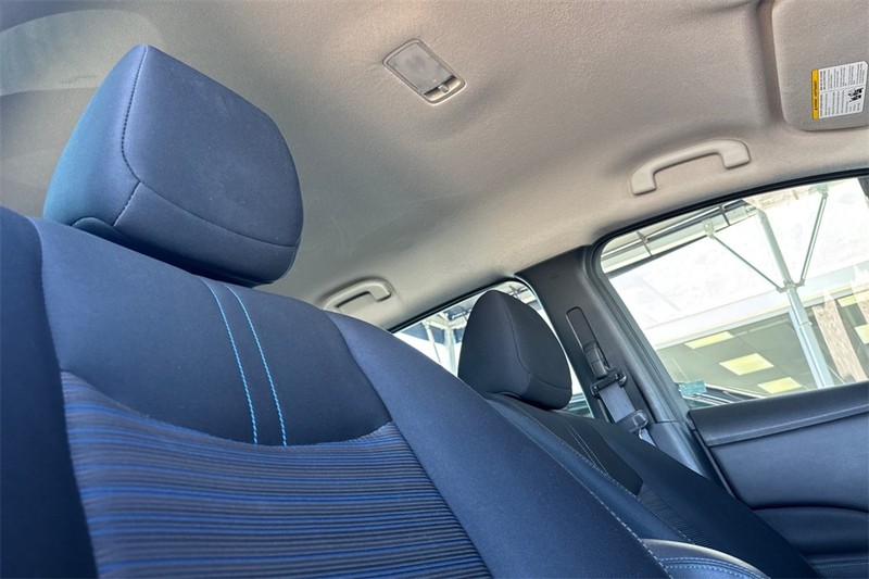 Nissan LEAF Vehicle Full-screen Gallery Image 16