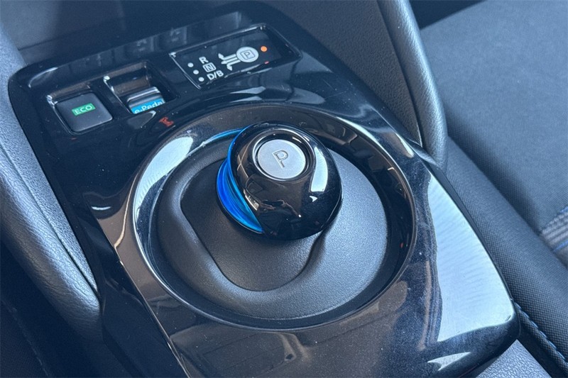 Nissan LEAF Vehicle Full-screen Gallery Image 21