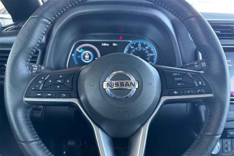 Nissan LEAF Vehicle Full-screen Gallery Image 23