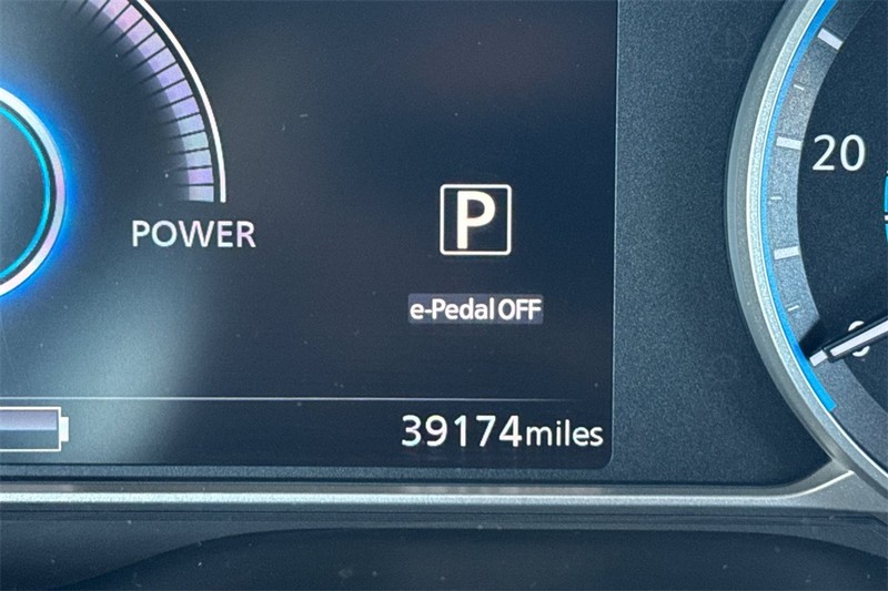 Nissan LEAF Vehicle Full-screen Gallery Image 25