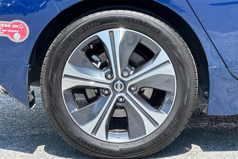 Nissan LEAF Vehicle Full-screen Gallery Image 26