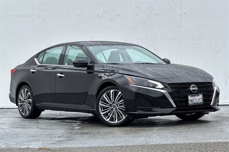 Nissan Altima Vehicle Full-screen Gallery Image 02