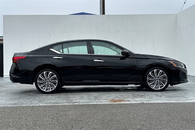 Nissan Altima Vehicle Full-screen Gallery Image 03