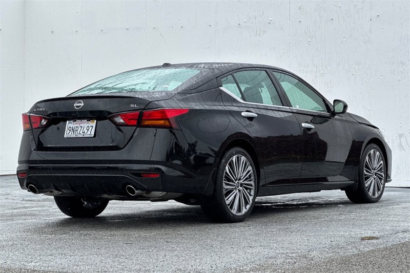 Nissan Altima Vehicle Full-screen Gallery Image 04