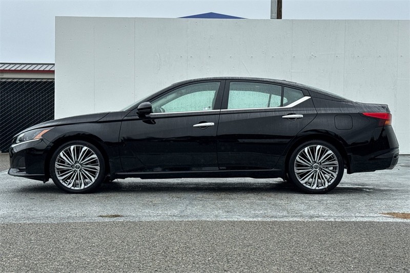 Nissan Altima Vehicle Full-screen Gallery Image 07