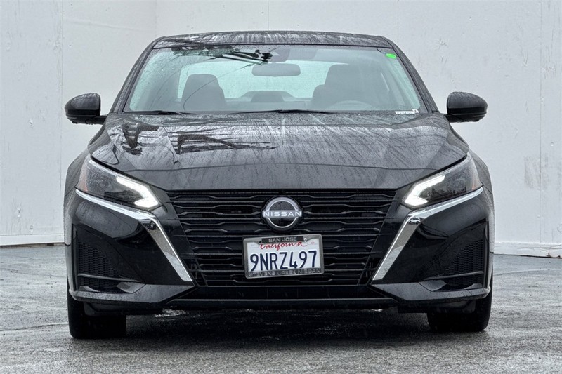 Nissan Altima Vehicle Full-screen Gallery Image 09