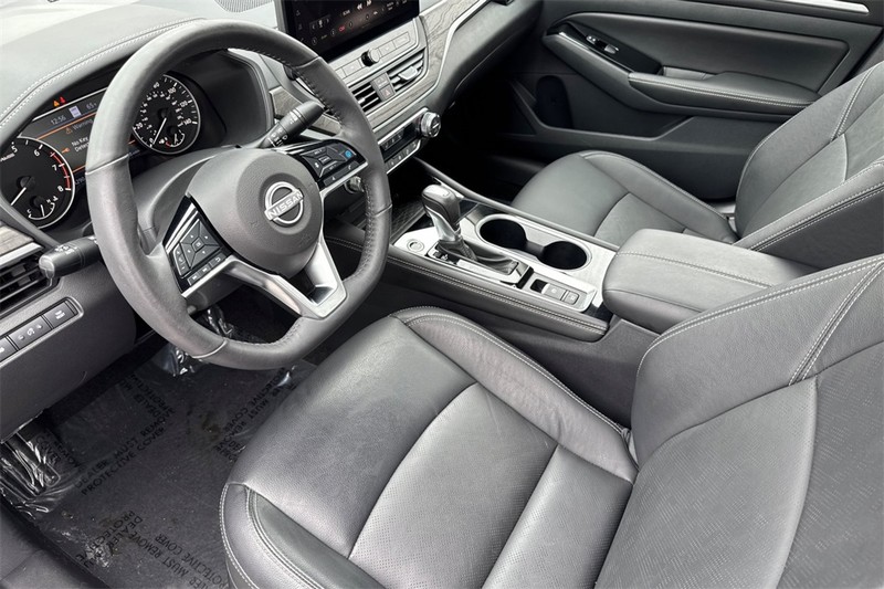 Nissan Altima Vehicle Full-screen Gallery Image 10