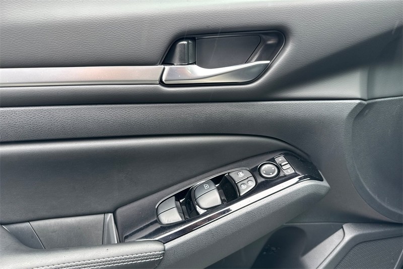 Nissan Altima Vehicle Full-screen Gallery Image 11