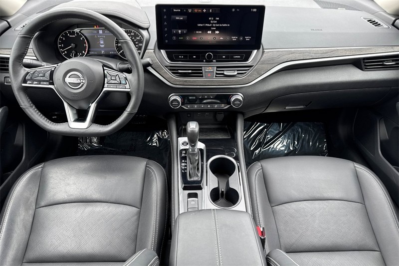 Nissan Altima Vehicle Full-screen Gallery Image 13