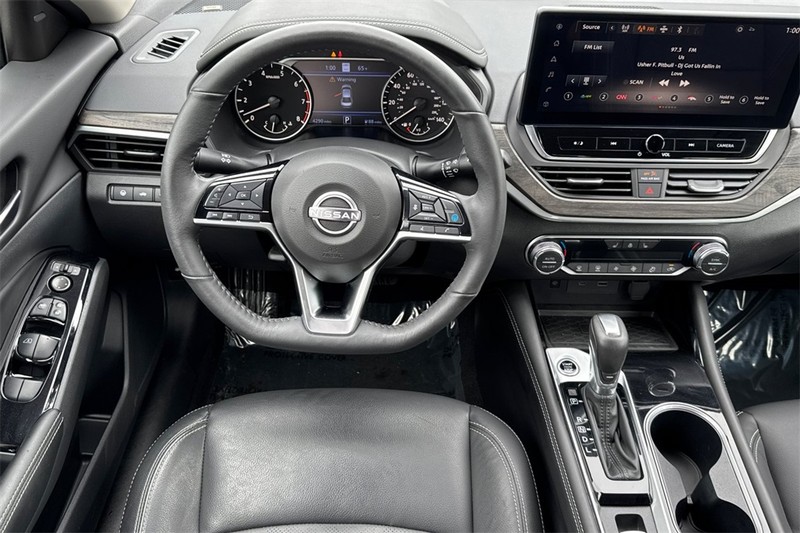 Nissan Altima Vehicle Full-screen Gallery Image 14