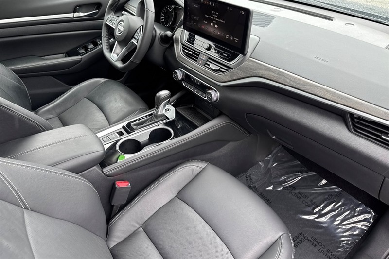 Nissan Altima Vehicle Full-screen Gallery Image 15