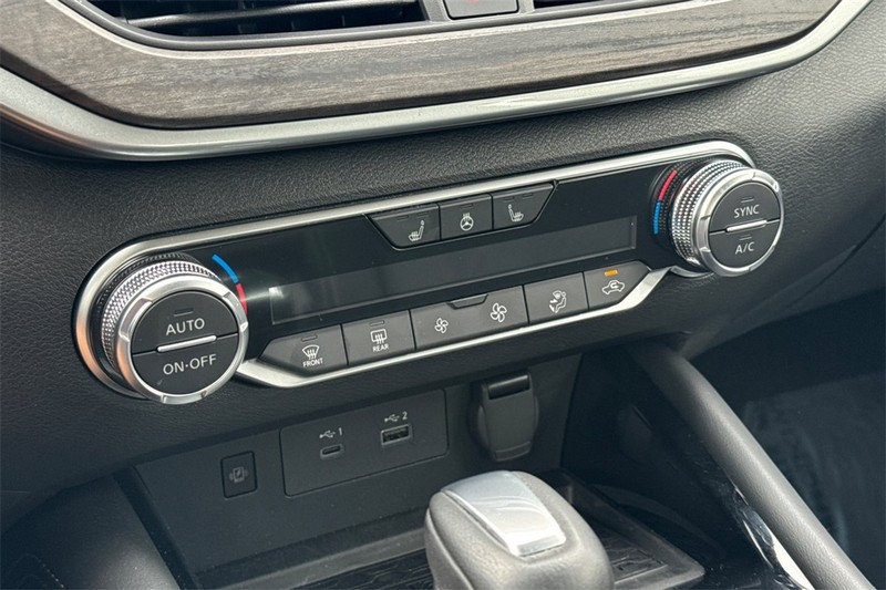 Nissan Altima Vehicle Full-screen Gallery Image 20