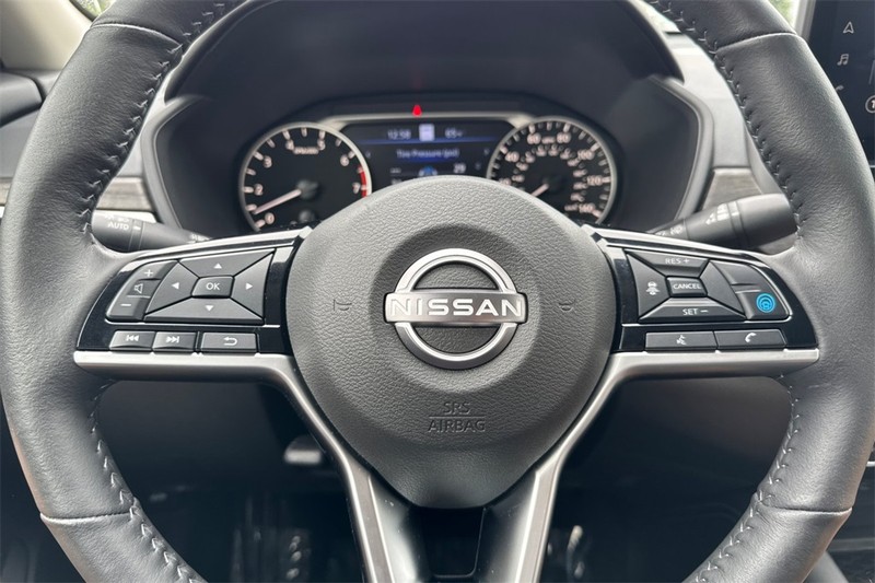 Nissan Altima Vehicle Full-screen Gallery Image 23