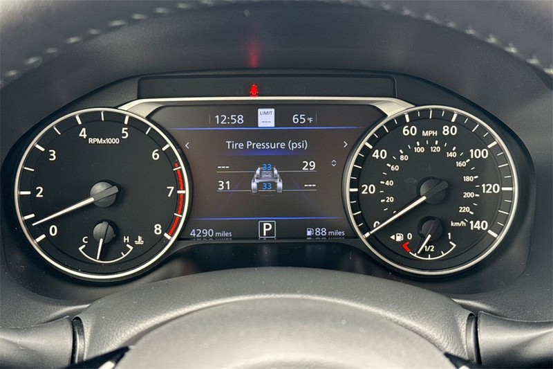 Nissan Altima Vehicle Full-screen Gallery Image 24