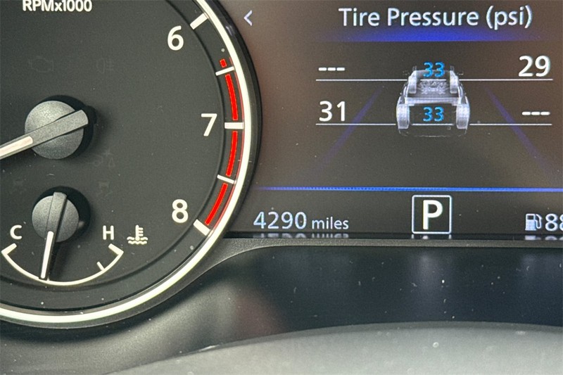 Nissan Altima Vehicle Full-screen Gallery Image 25