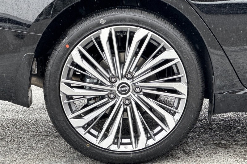 Nissan Altima Vehicle Full-screen Gallery Image 26