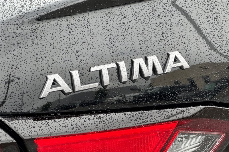 Nissan Altima Vehicle Full-screen Gallery Image 27