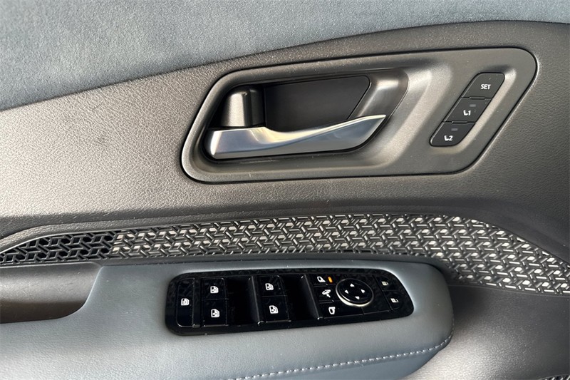 Nissan ARIYA Vehicle Full-screen Gallery Image 11