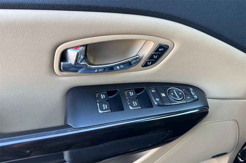 Kia Sedona Vehicle Full-screen Gallery Image 11