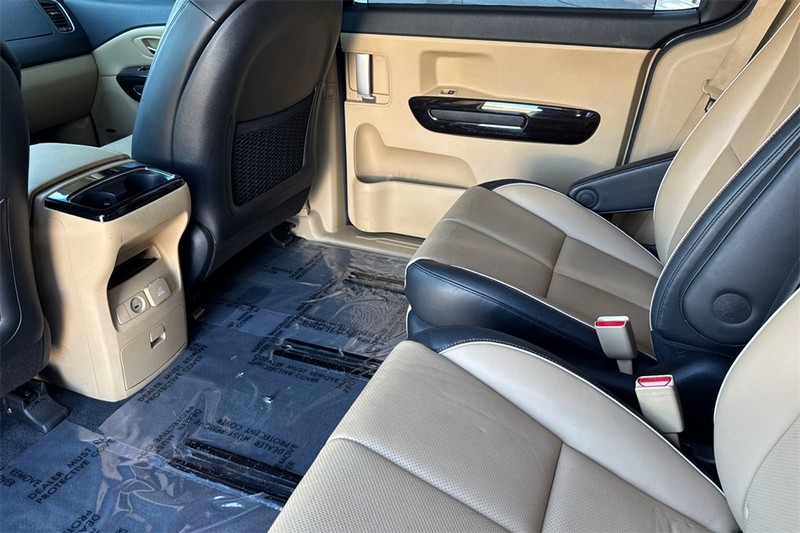 Kia Sedona Vehicle Full-screen Gallery Image 12