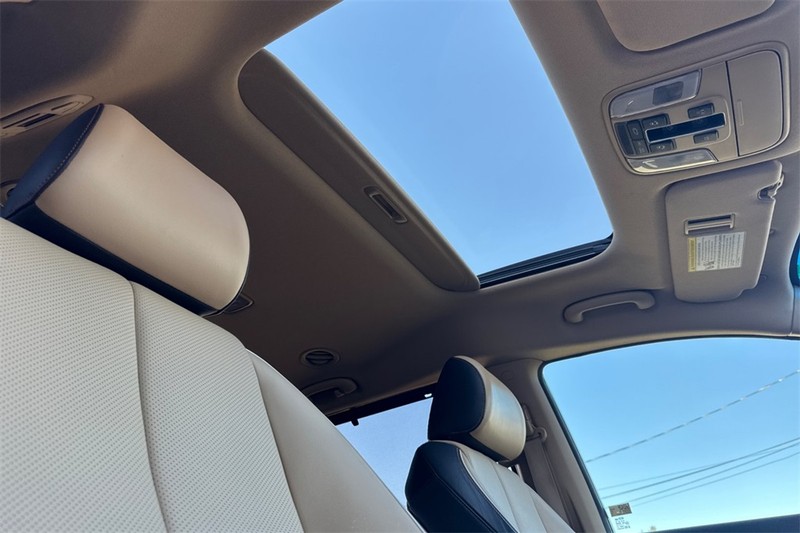 Kia Sedona Vehicle Full-screen Gallery Image 16