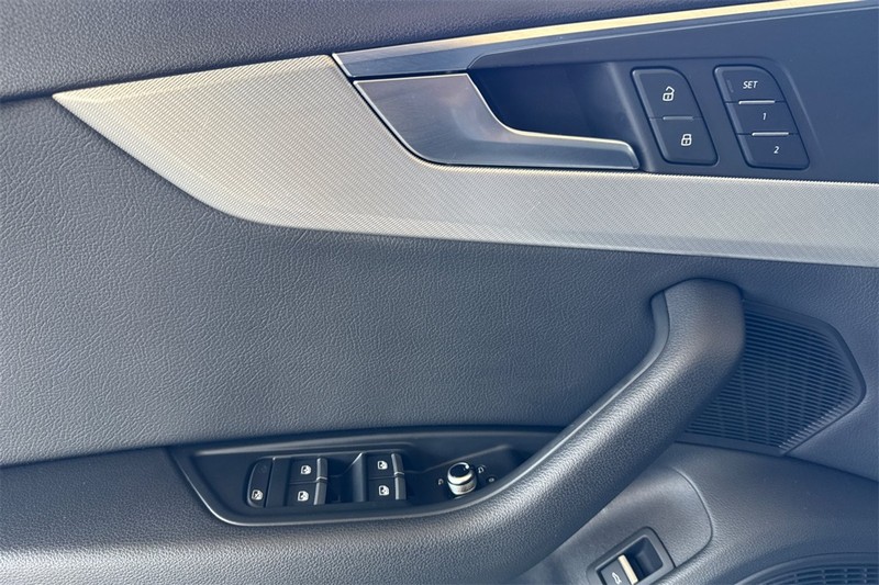 Audi A4 Vehicle Full-screen Gallery Image 11