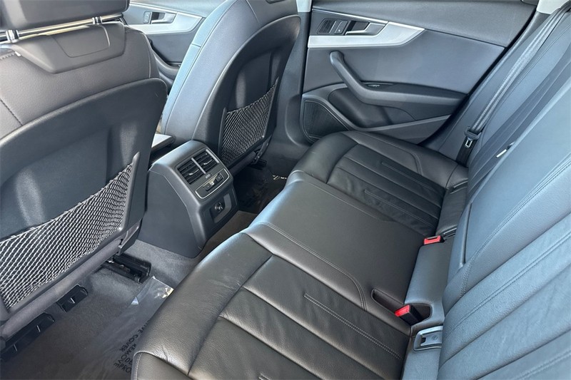 Audi A4 Vehicle Full-screen Gallery Image 12