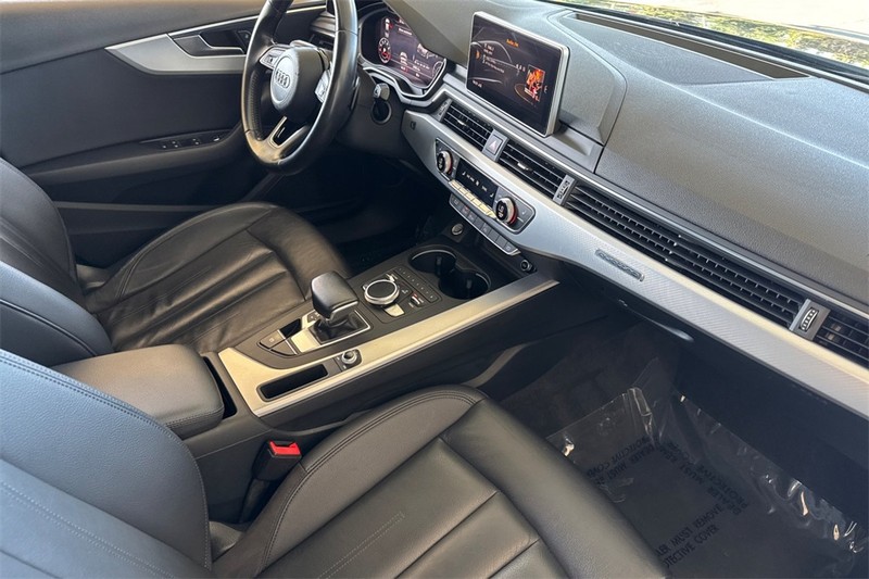 Audi A4 Vehicle Full-screen Gallery Image 15