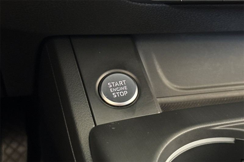 Audi A4 Vehicle Full-screen Gallery Image 22