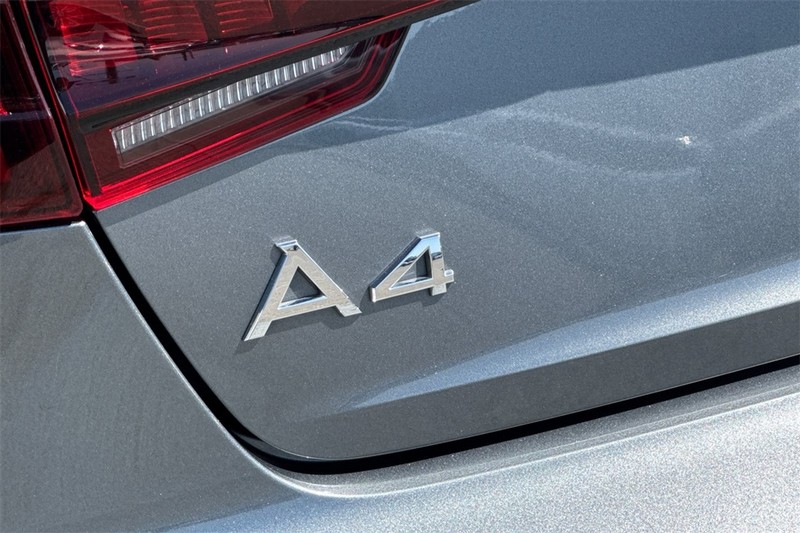 Audi A4 Vehicle Full-screen Gallery Image 27