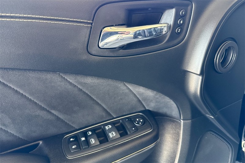 Dodge Charger Vehicle Full-screen Gallery Image 11