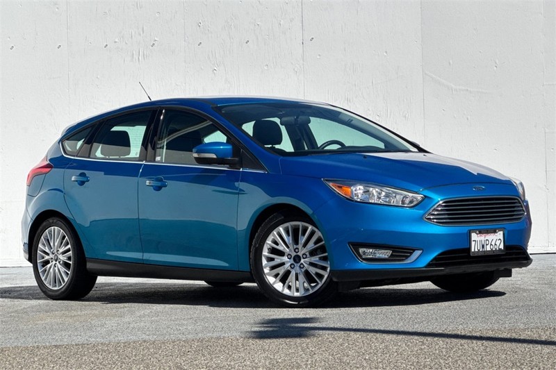 Ford Focus Hatchback Vehicle Full-screen Gallery Image 02