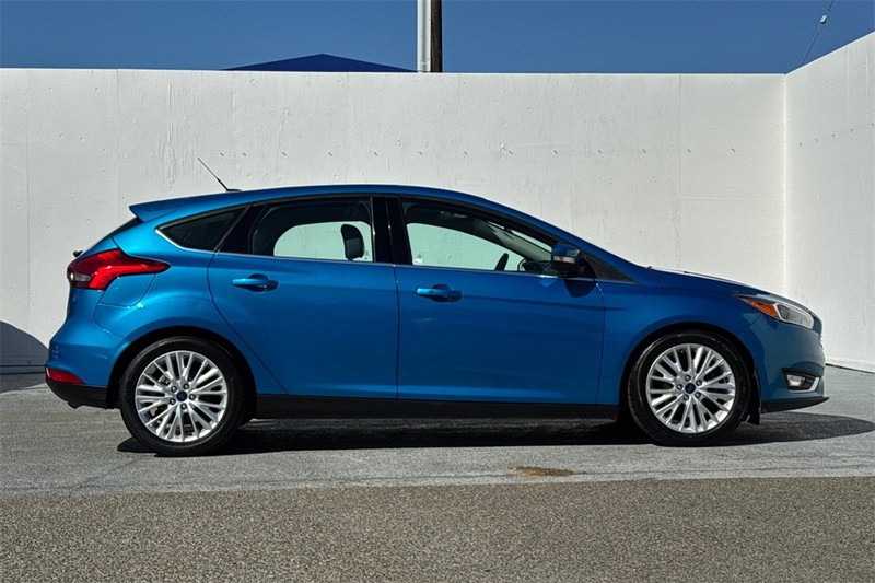 Ford Focus Hatchback Vehicle Full-screen Gallery Image 03