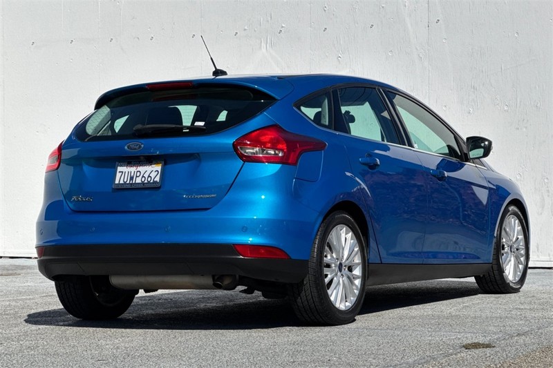 Ford Focus Hatchback Vehicle Full-screen Gallery Image 04
