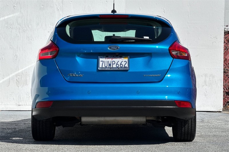 Ford Focus Hatchback Vehicle Full-screen Gallery Image 05