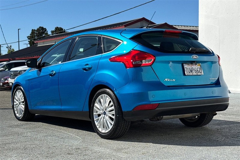 Ford Focus Hatchback Vehicle Full-screen Gallery Image 06