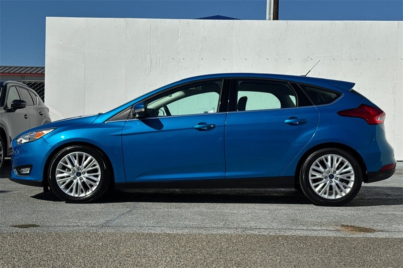 Ford Focus Hatchback Vehicle Full-screen Gallery Image 07