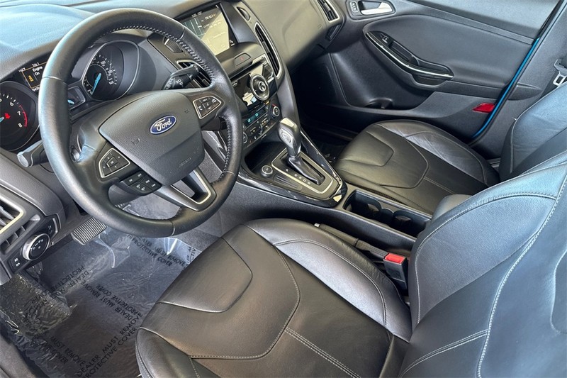 Ford Focus Hatchback Vehicle Full-screen Gallery Image 10